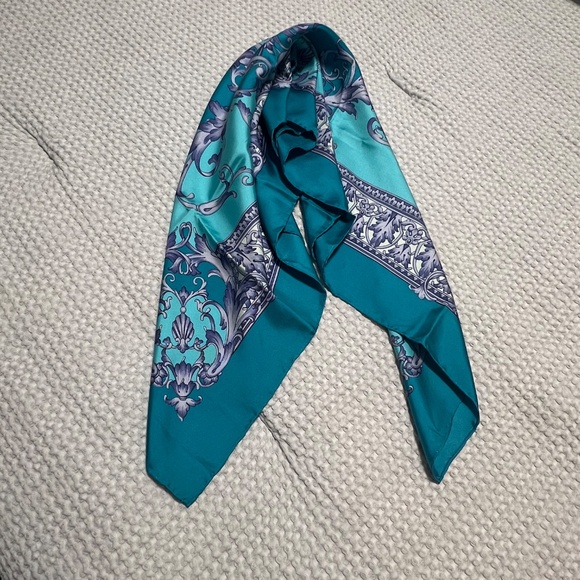 Vintage large silk scarf by DANIEL LA FORET - Picture 5 of 6